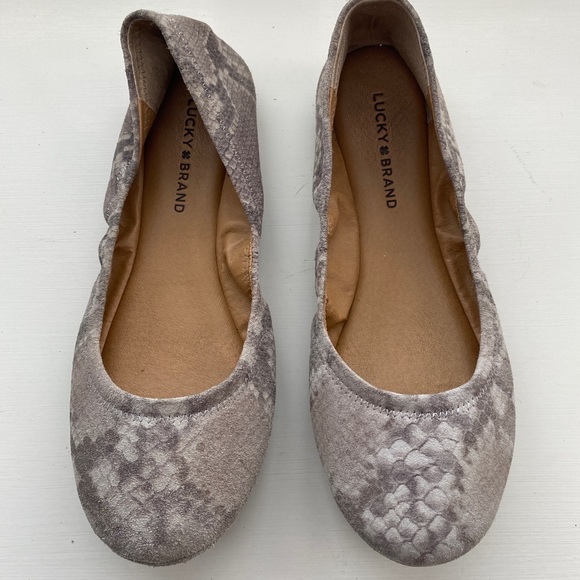 Lucky Brand Emmie Flat in Grout - Picture 5 of 9